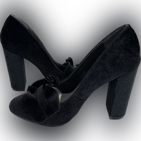 Velour Ruffle Pump - Picture 3 of 8